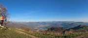 43 Dalla Madonna della neve in vetta al Monte Poieto (1360 m) Erica localizza il suo paese